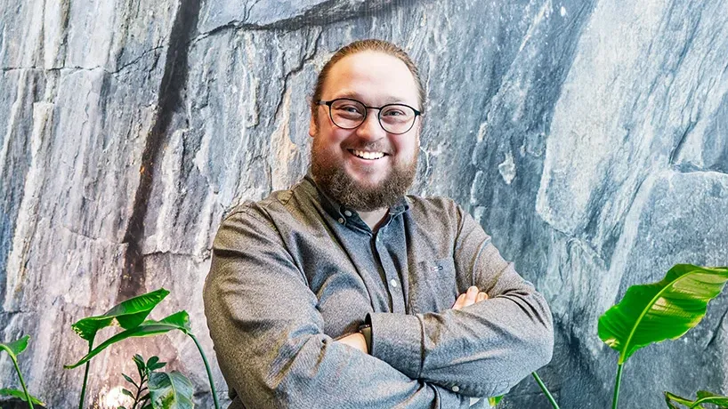 Kasper Hermann foran en klippevæg